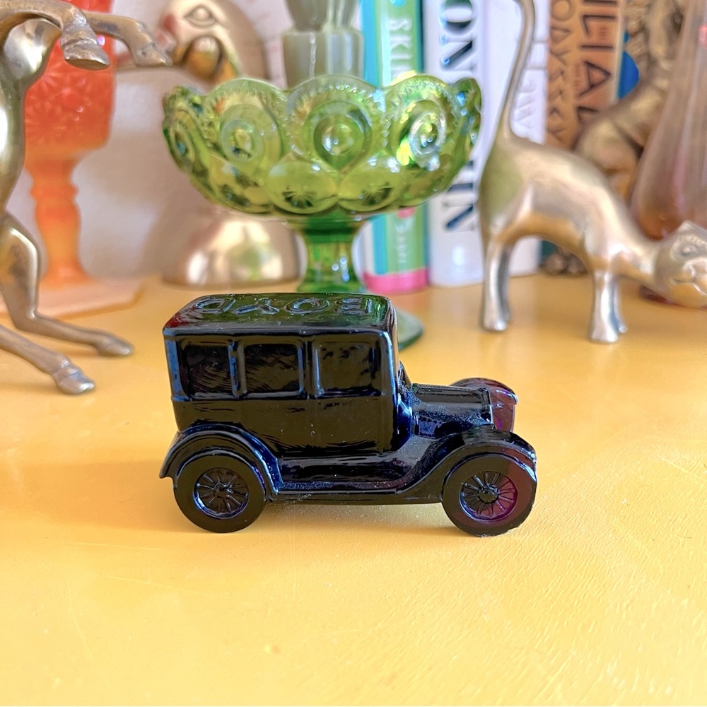 VINTAGE BOYD ART GLASS TAXICAB AMETHYST DEEP PURPLE